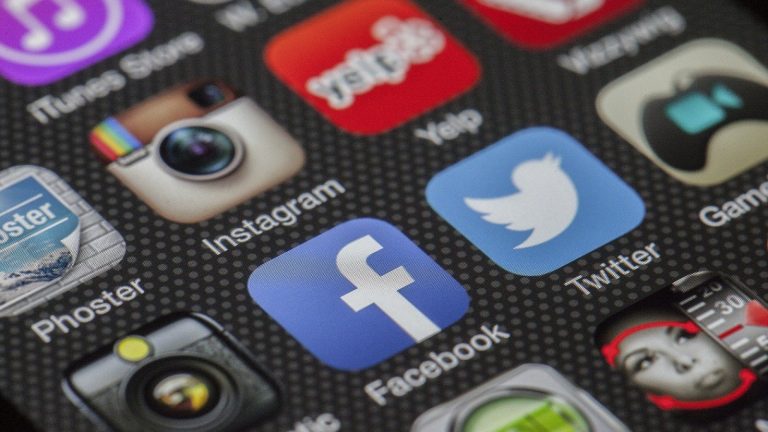Social media smartphone apps