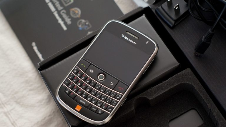 BlackBerry Bold 9000 phone