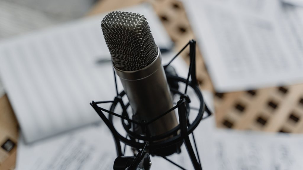 Podcast microphone with notes