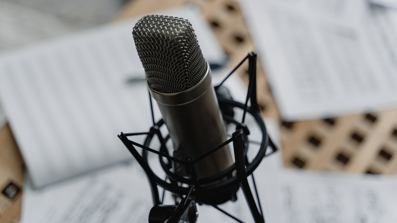 Podcast microphone with notes