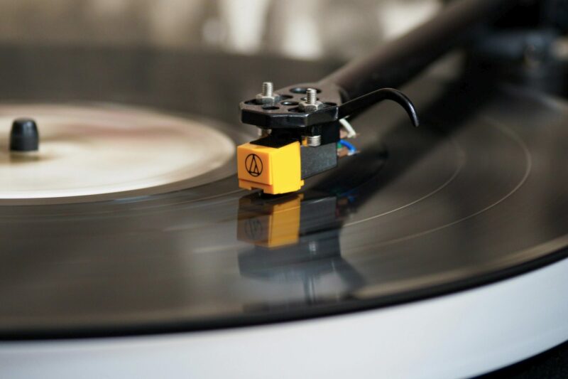 2025 US music revenue: Vinyl tops $1 billion in sales